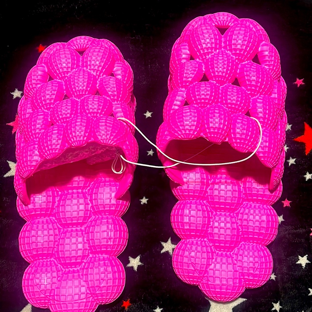 Outdoor soft pink bubble flip flops summer slides for women.